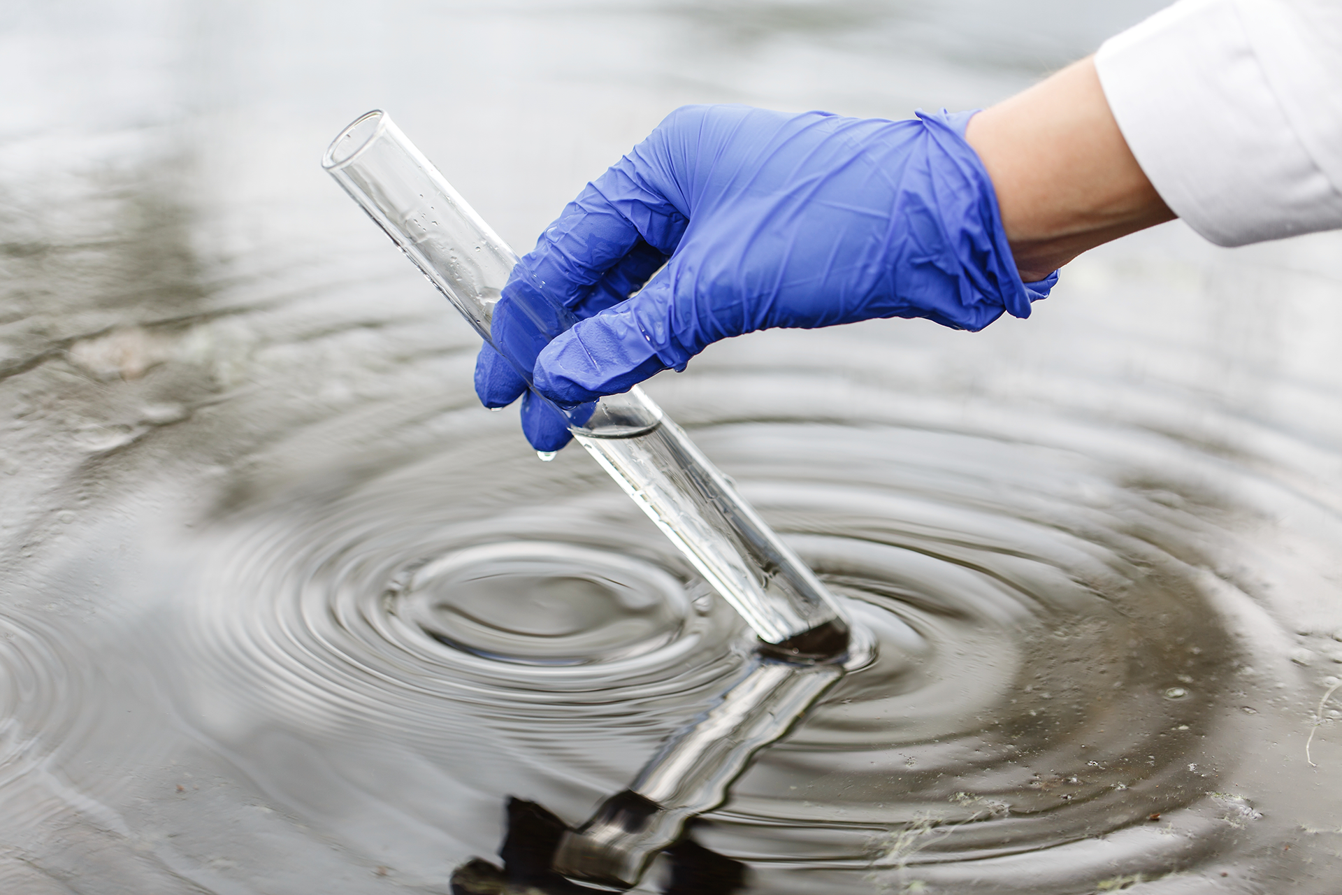 Medición variables ambientales: Toma de muestra de agua con tecnología para análisis estadístico