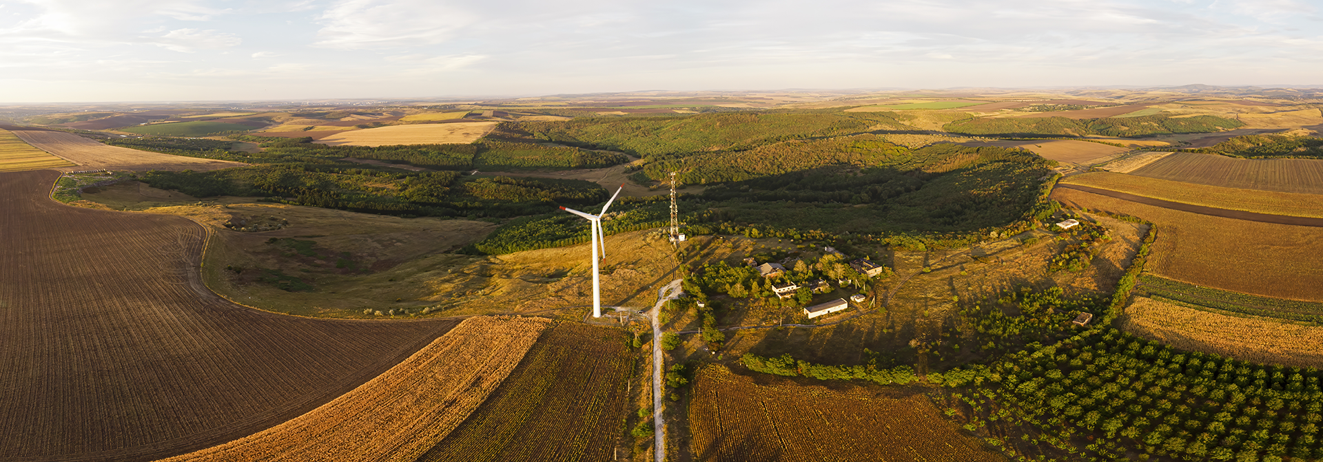 Proyecto de energía eólica en paisaje natural, ejemplo de Proyectos ambientales con Enfoque Sostenible