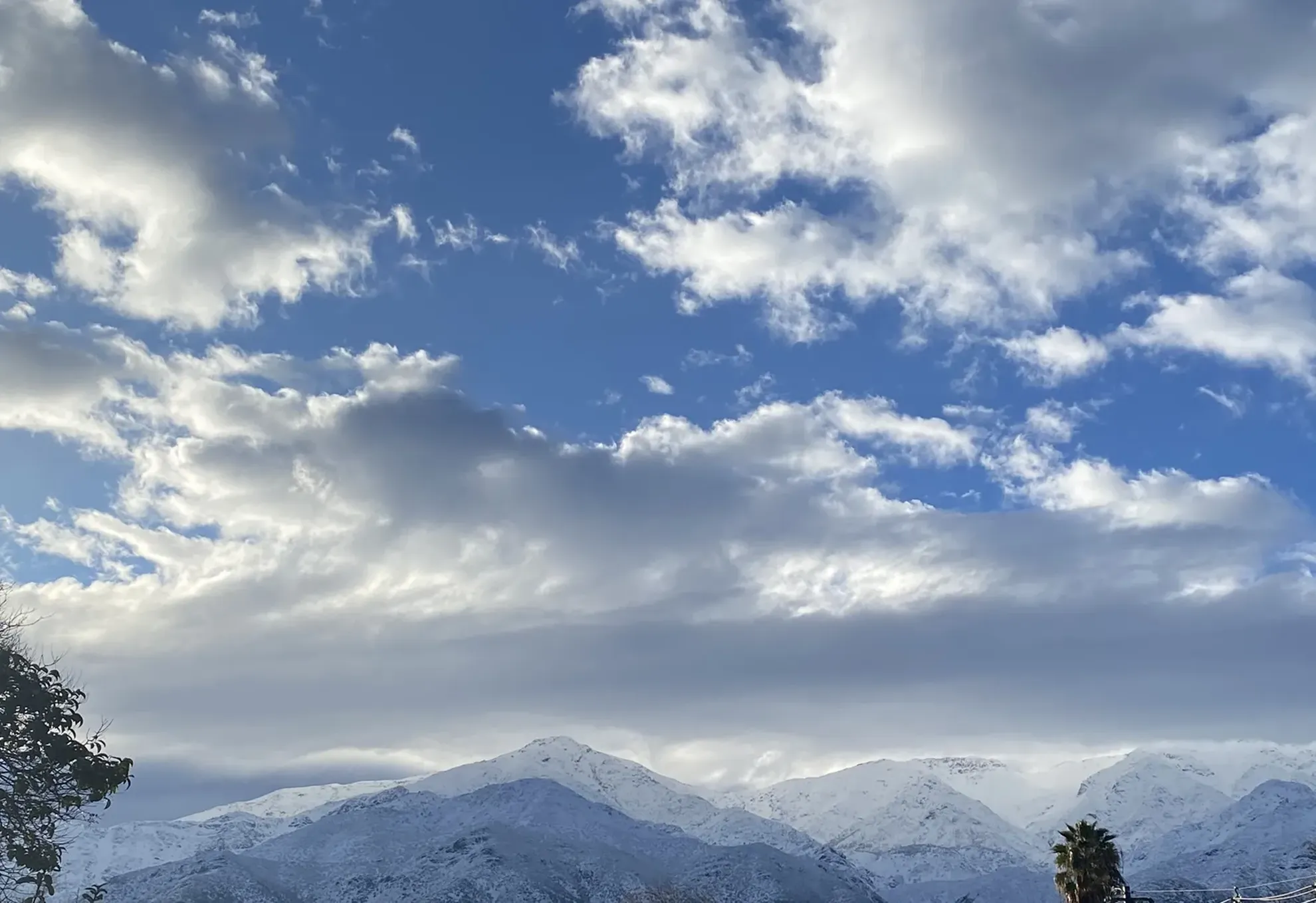 Condiciones atmosféricas: cielo nuboso sobre montañas. Para Línea de Base de Calidad del Aire y Meteorología