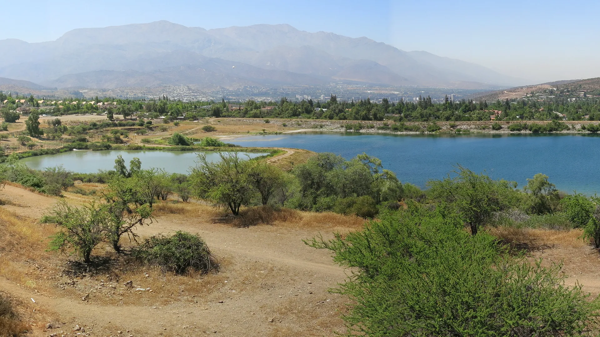 Paisaje con cuerpos de agua y vegetación. Para Evaluación de Impacto y Definición de medidas y restauración