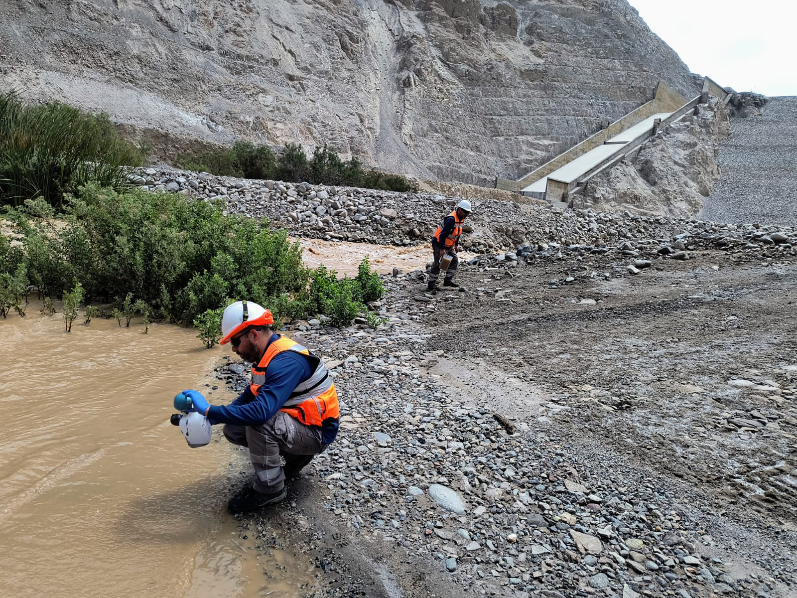 Muestreo de agua en río. Para gestión, preservar recursos hídricos, ecosistemas acuáticos y Evaluación